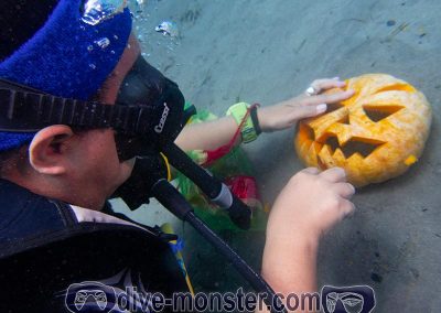 Dive Monsters - Pumpkin Carving Underwater - Mama